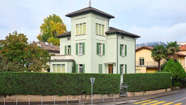Das 1905 erbaute Haus mit seinem prächtigen Turm liegt im Zentrum von Mendrisio. BILDER STEFANO SCHRÖTER